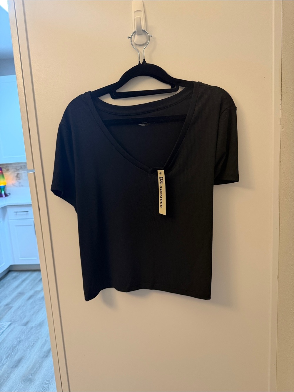 No Boundaries Black V-Neck Short Sleeve Tee